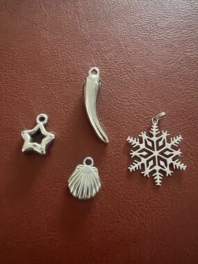 Set of 4 charms pendants metal alloy star snowflake cornicello seashell silver